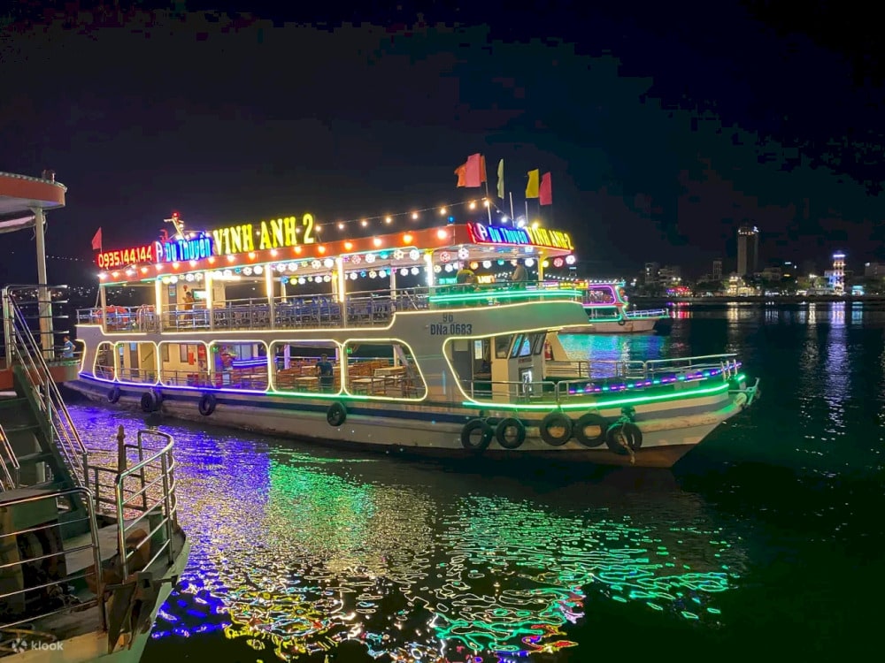Sailing on a luxury yacht along the Han River is an unforgettable way to admire Da Nang’s dazzling skyline